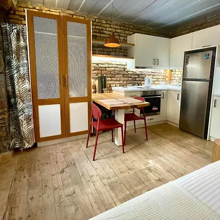 Kukuvayia's Nest-centre Old Town Corfu コルフ島