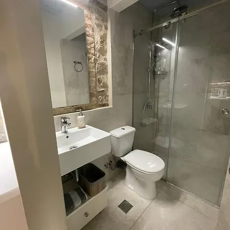 Kukuvayia's Nest-centre Old Town Corfu コルフ島